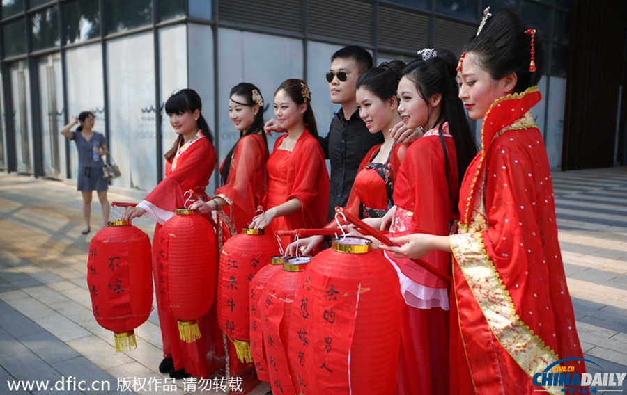 深圳街头再现街头秀：“织女”下凡找“牛郎”