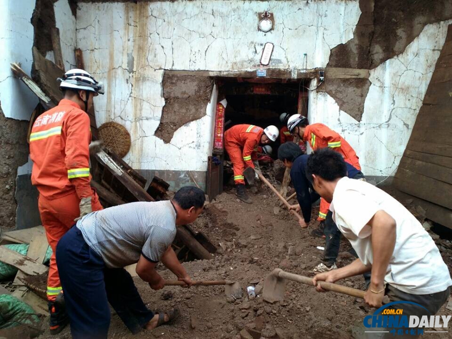 直击云南鲁甸地震 消防官兵徒手救出被埋儿童