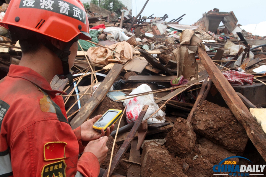 直击云南鲁甸地震 消防官兵徒手救出被埋儿童