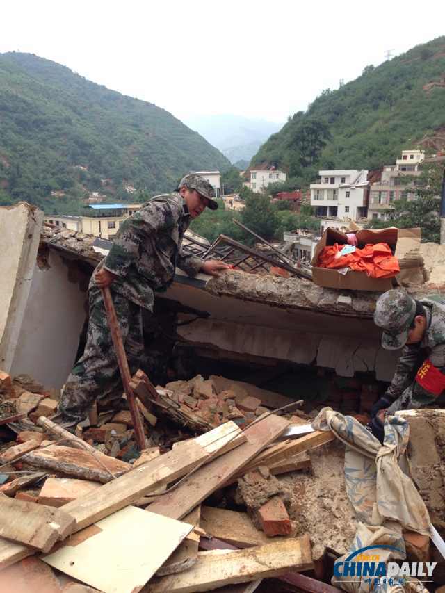云南省鲁甸龙头山镇受灾 武警运送物资紧急救援