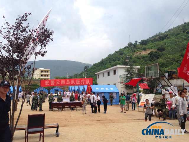 云南省鲁甸龙头山镇受灾 武警运送物资紧急救援