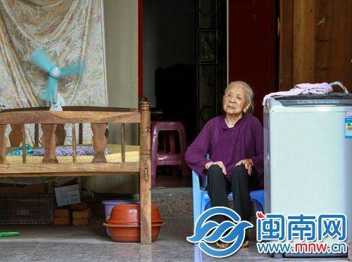 最后的小脚老人：曾为养家跪着走出全家生路