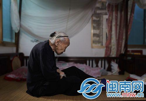 最后的小脚老人：曾为养家跪着走出全家生路