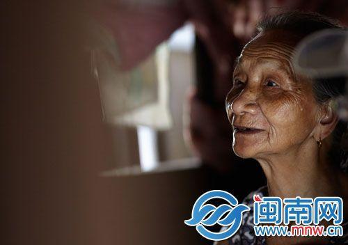 最后的小脚老人：曾为养家跪着走出全家生路