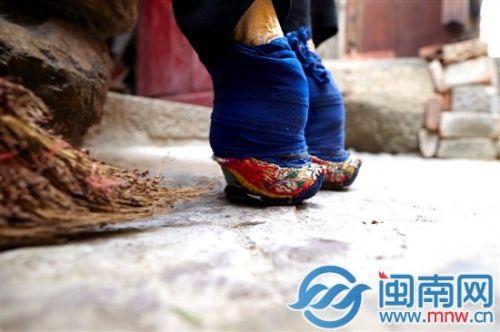 最后的小脚老人：曾为养家跪着走出全家生路