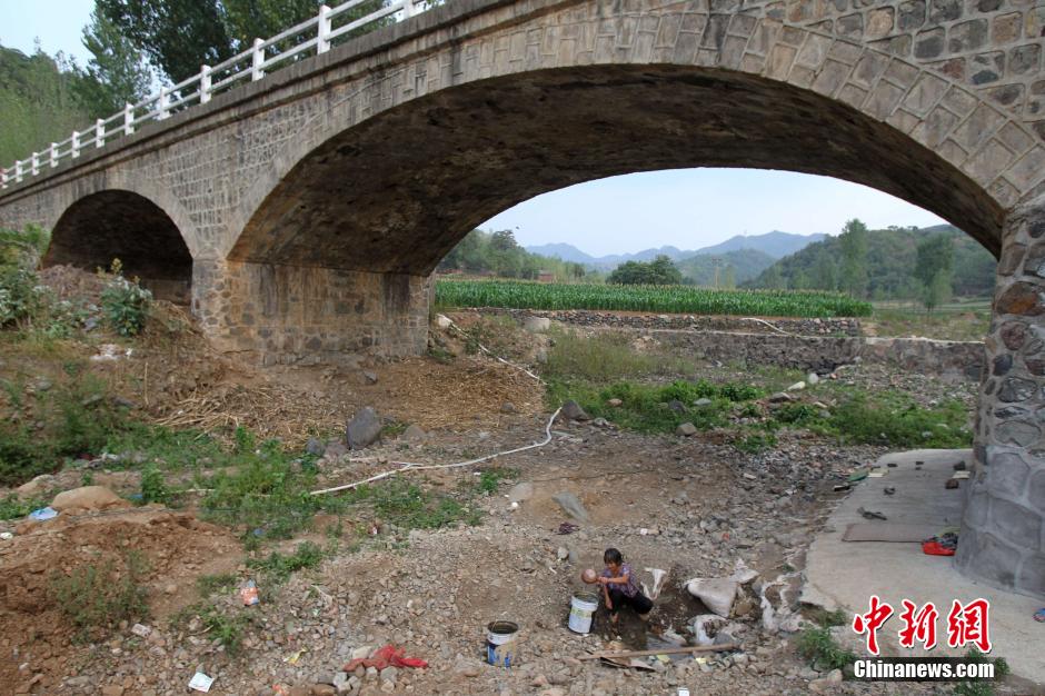 河南遭遇63年来最严重干旱 74万人吃水难