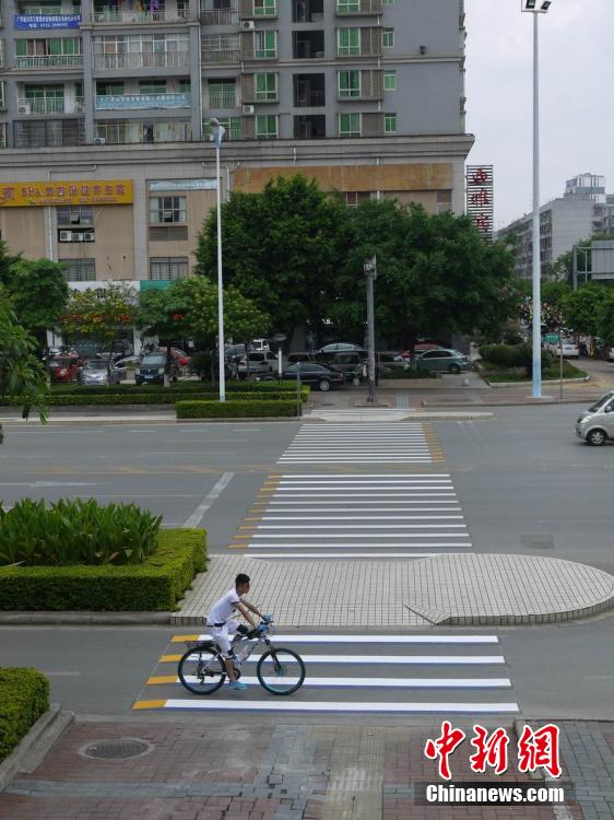 广西首条3D彩色斑马线亮相街头