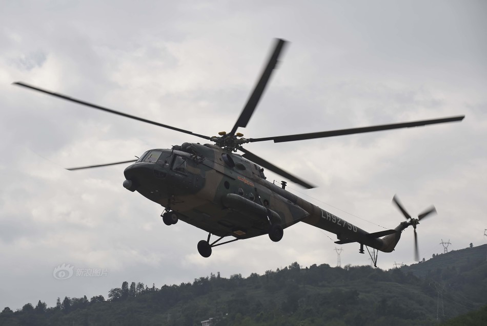 陆军出动直升机运送伤员及救灾物资