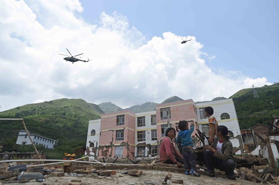 陆军出动直升机运送伤员及救灾物资
