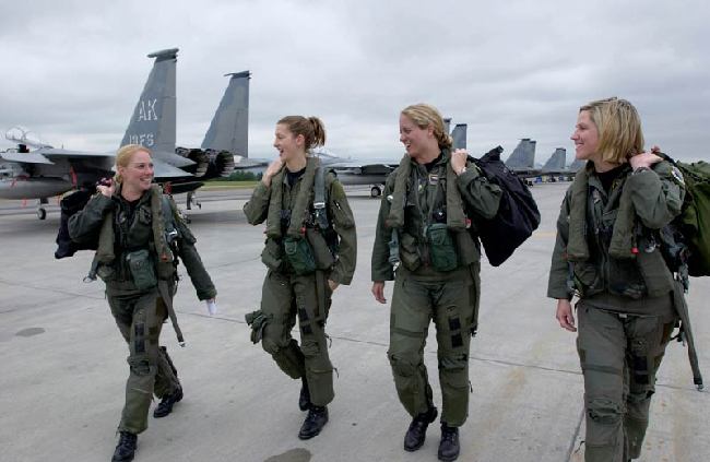 美国空军女飞行员生活纪实：曾因偏见被排挤