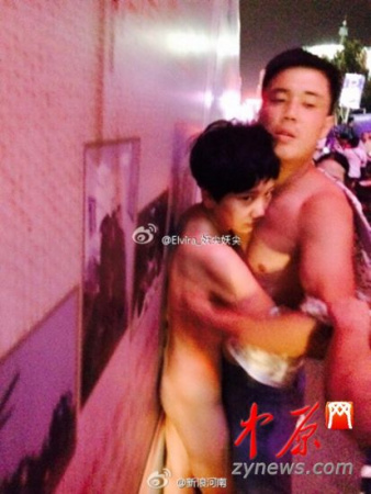 疑为小三被当众扒衣 浑身赤裸和男方搂一起