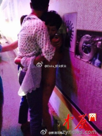 疑为小三被当众扒衣 浑身赤裸和男方搂一起