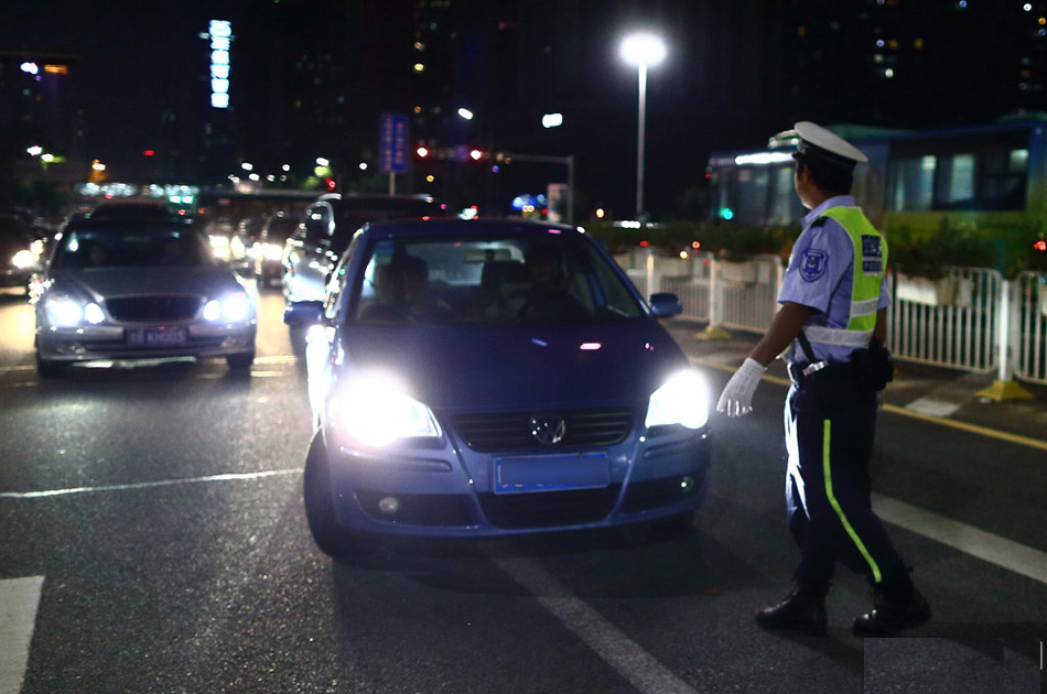 深圳：乱用远光灯司机被罚看大灯5分钟