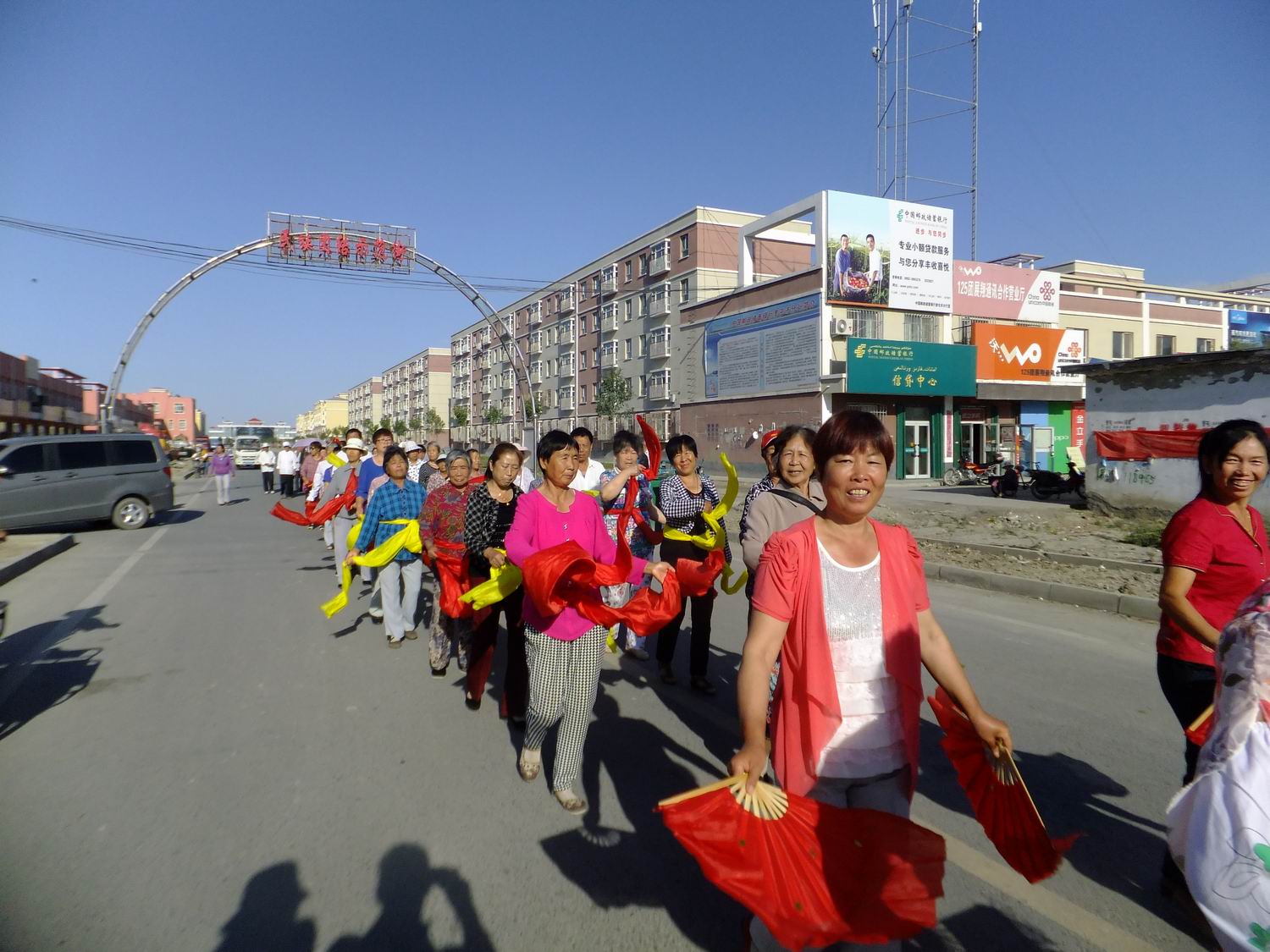 新疆兵团第七师一二五团社区举办百人徒步走活动