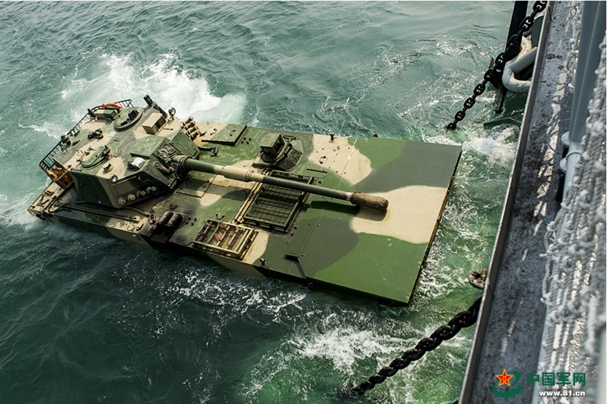 两栖装甲分队远海全浮装载与抢滩登陆演练