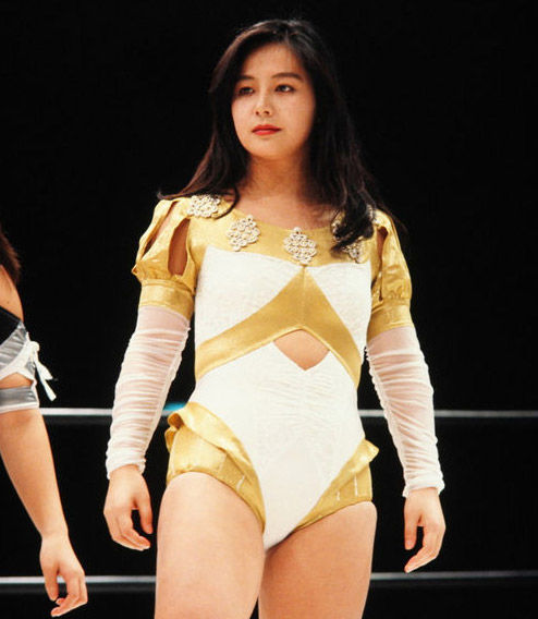 揭秘日本女子摔角：暴力女优娱乐肉搏