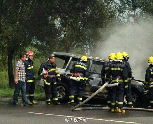 犯罪嫌疑人强行冲卡 民警奋力拦截不幸牺牲