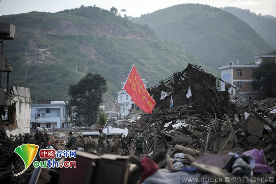云南昭通：灾区红旗不倒 废墟救援不停