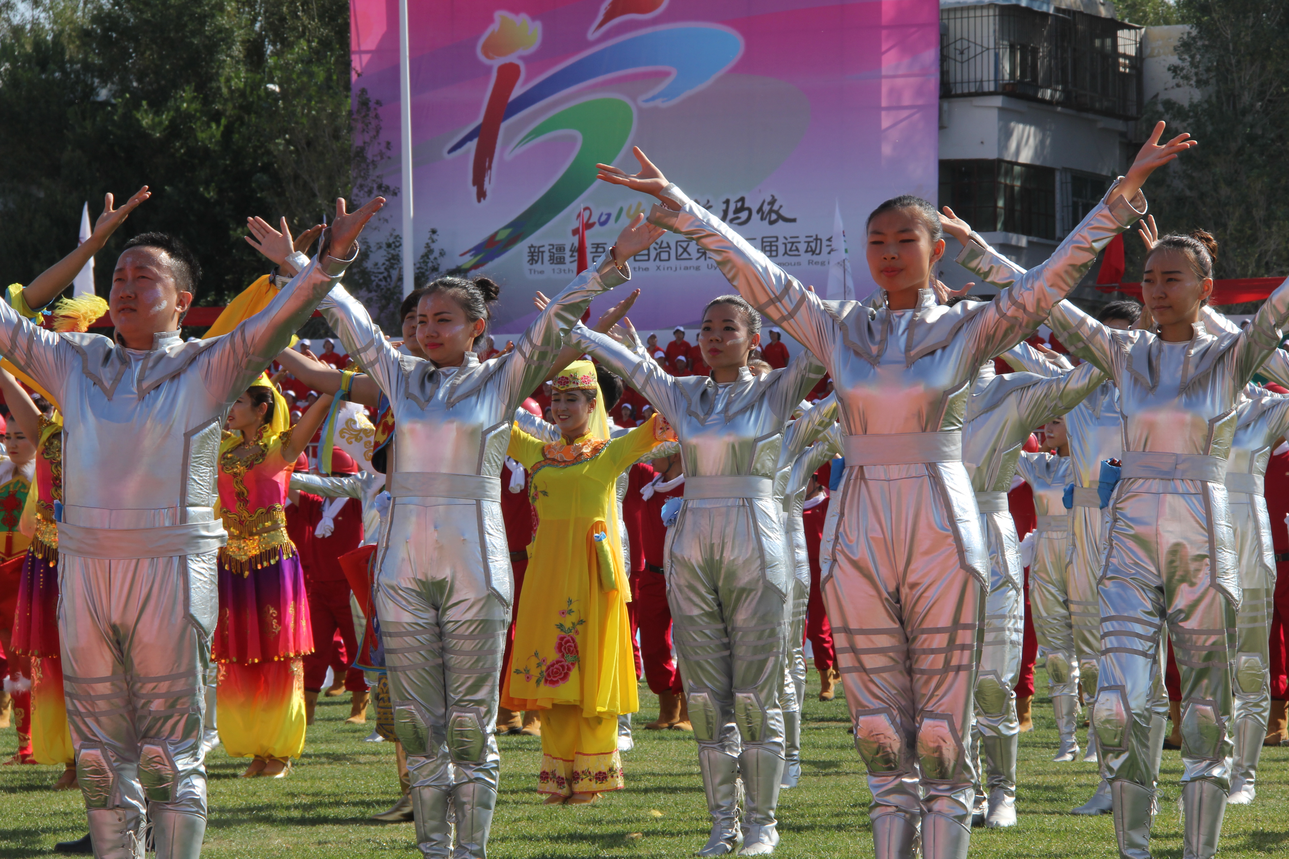 新疆维吾尔自治区第十三届运动会开幕式在克拉玛依市隆重举行