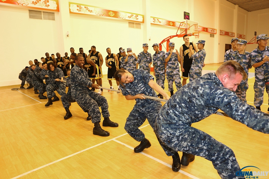 中美海军水兵在青岛举行友谊比赛