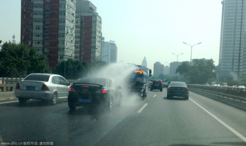 北京车主尾随洒水车“蹭水洗车”