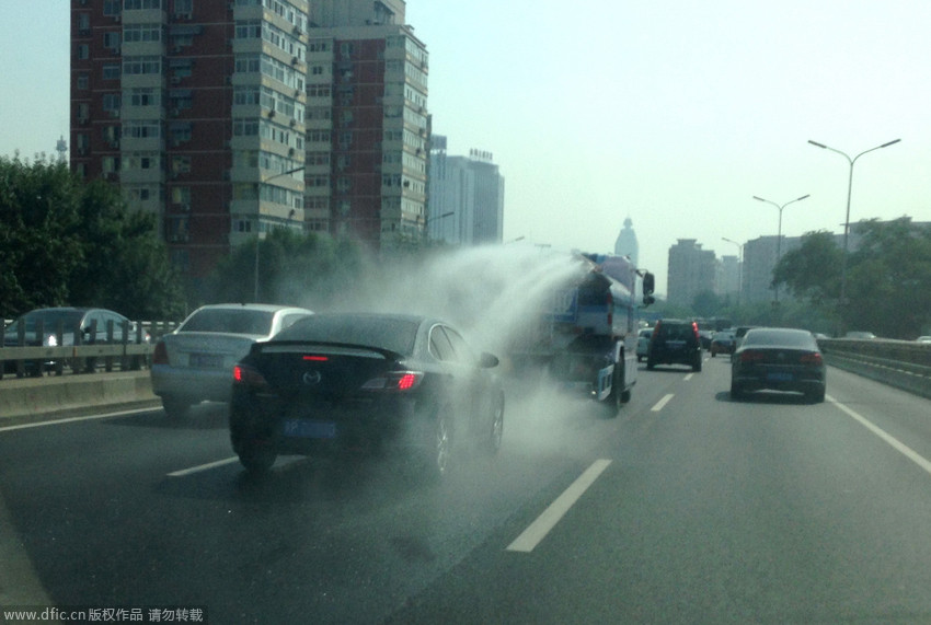 北京车主尾随洒水车“蹭水洗车”