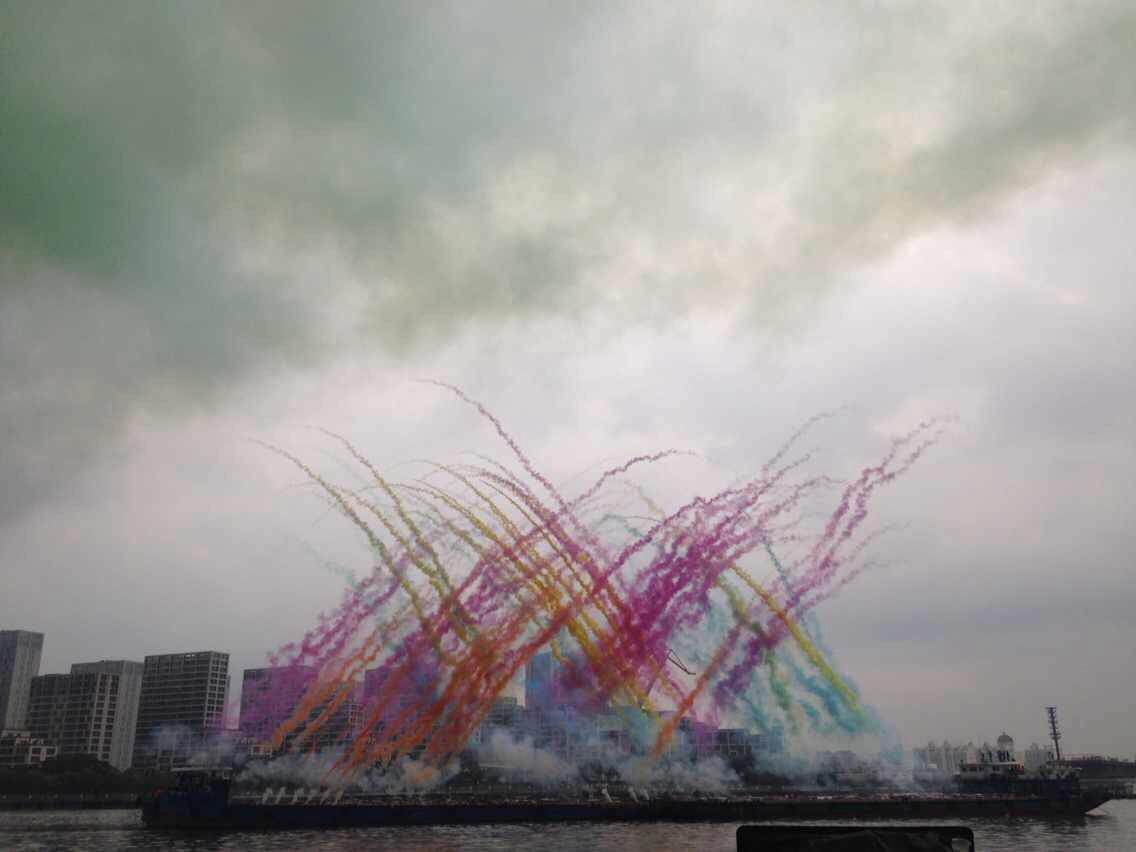艺术家用烟花“炸”黄浦江
