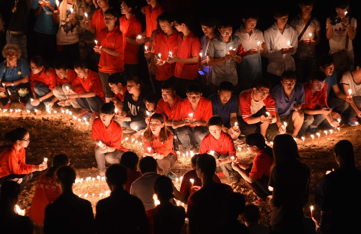 民众为地震逝者燃烛祈福 照亮鲁甸县广场