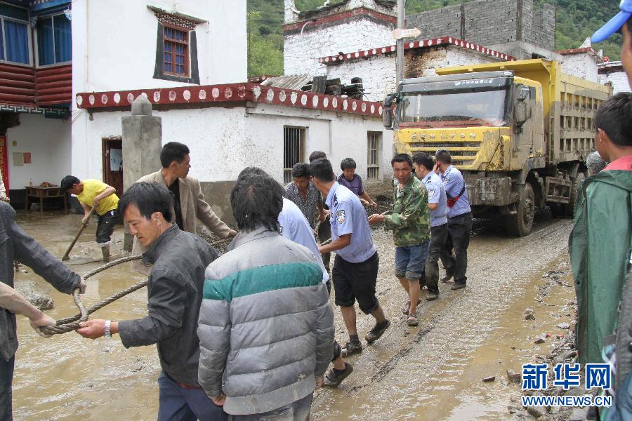 四川丹巴县暴发大规模泥石流 紧急撤离1520余人