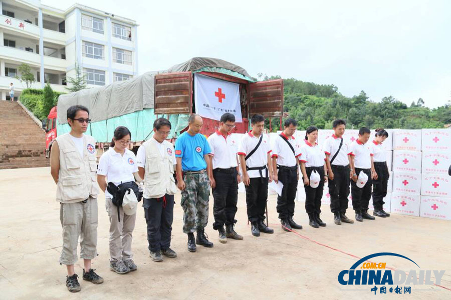 广西赈济救援队与安置点群众为地震遇难者默哀