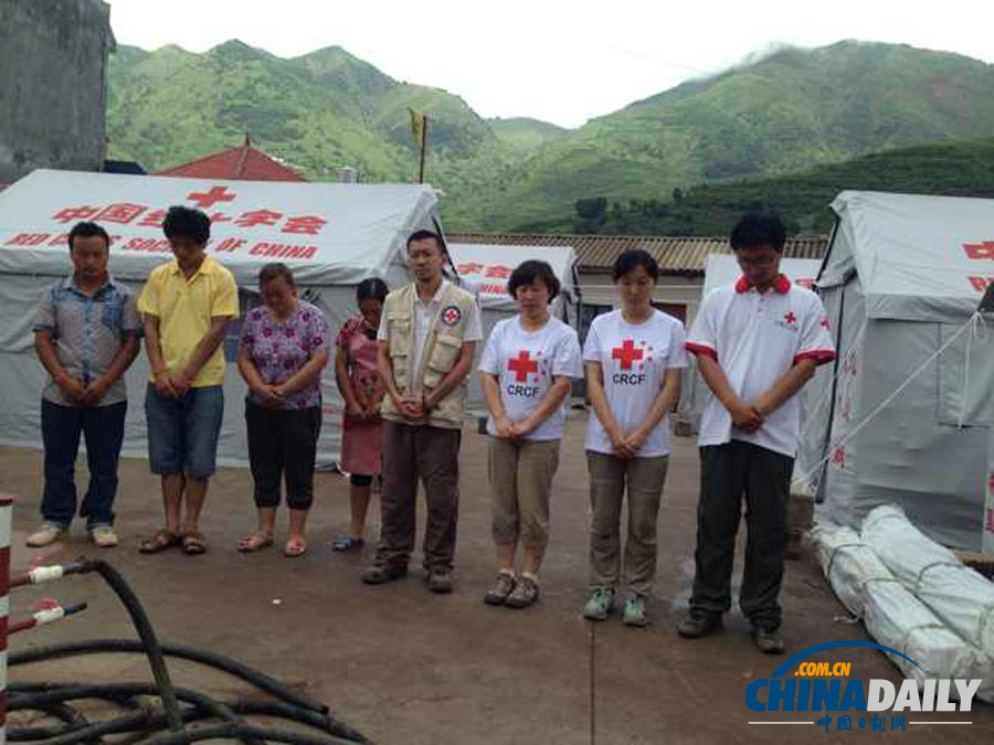 广西赈济救援队与安置点群众为地震遇难者默哀