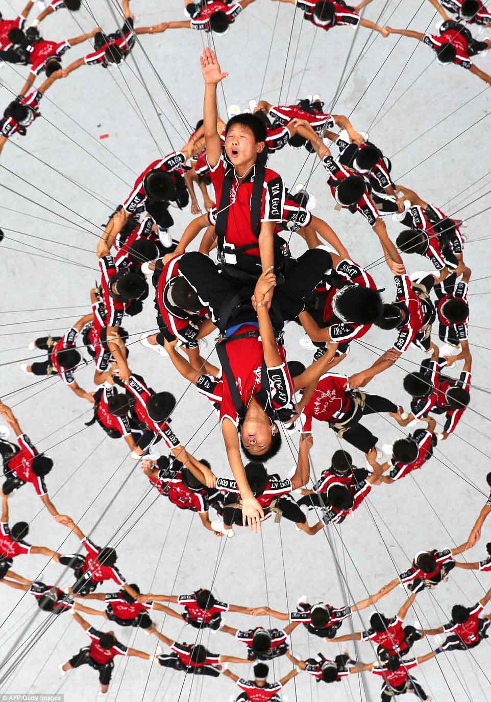 青奥会开幕式中国学生摆空中最大立体几何造型