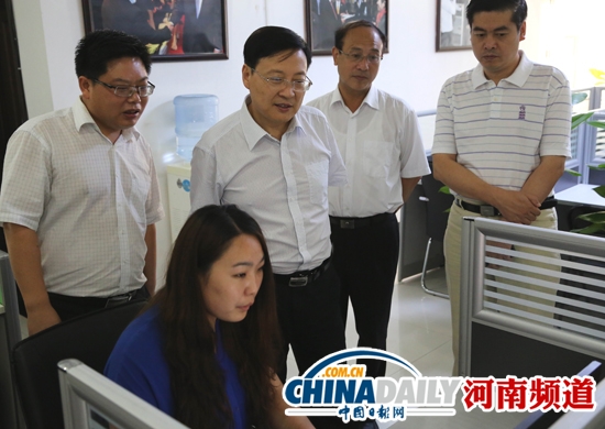 河南省委宣传部常务副部长王耀一行到中国日报河南记者站调研