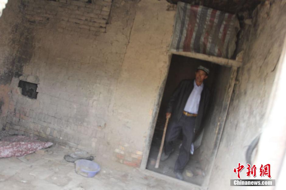 新疆乌什县民警田地废弃砖厂搜捕暴徒