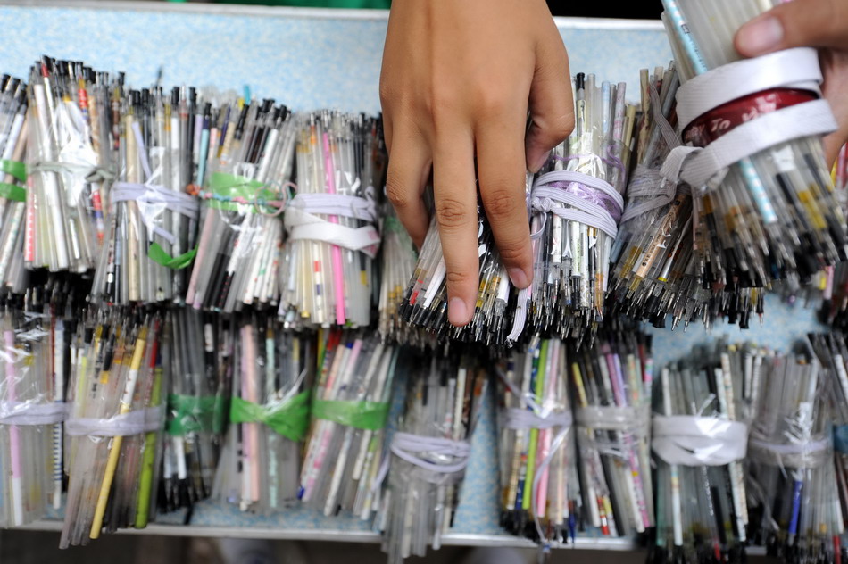 江西女中学生回收废弃笔芯 待变宝捐给山区