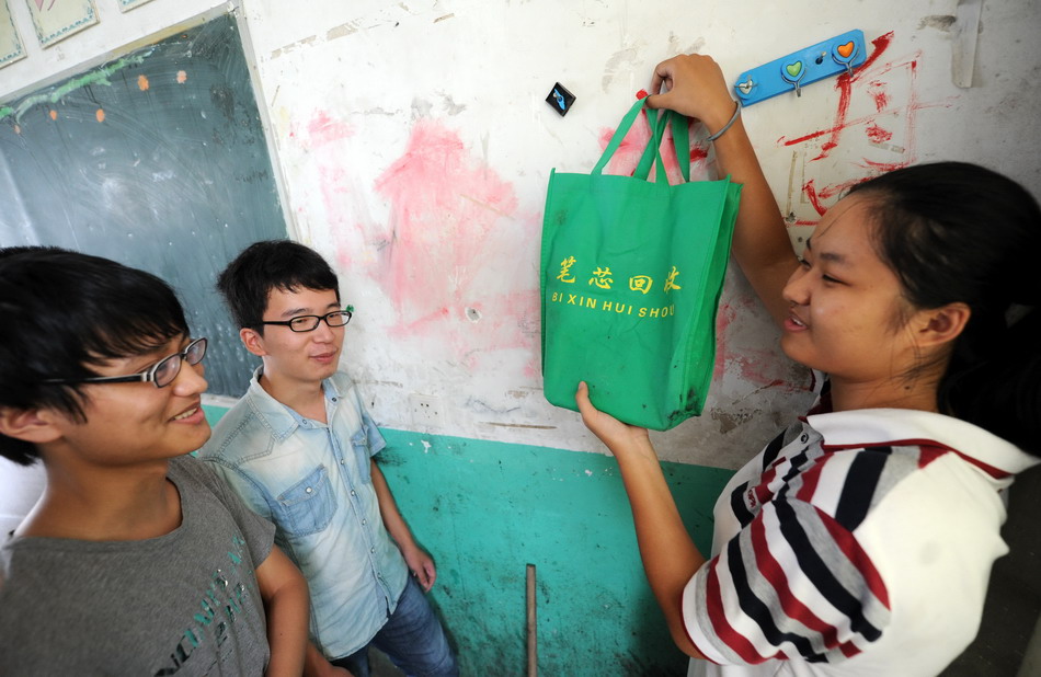 江西女中学生回收废弃笔芯 待变宝捐给山区