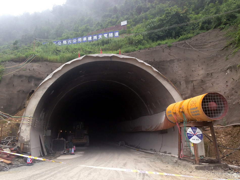 贵州石阡县隧道坍塌 13名被困人员暂无生命危险