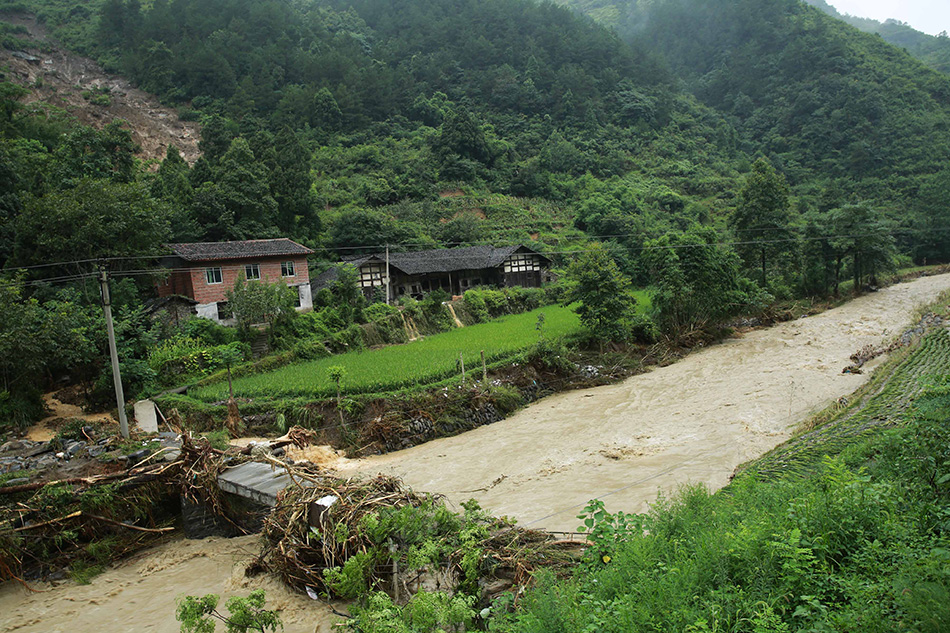 重庆南川遭遇暴雨灾害 2.1万人受灾2人失踪