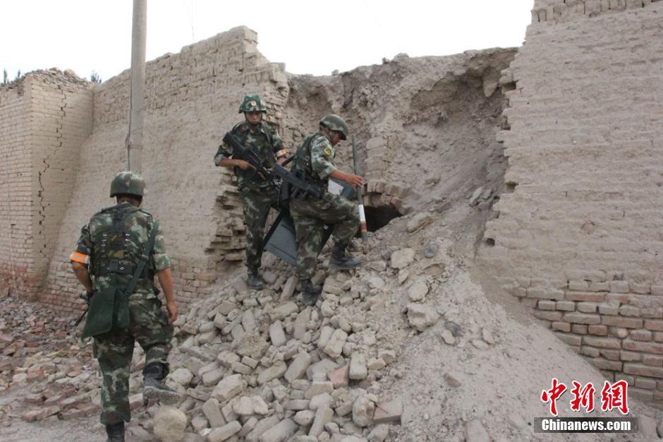 新疆武警持枪搜捕暴徒