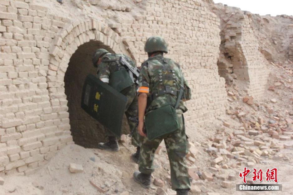 新疆武警持枪搜捕暴徒