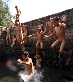 京郊现天体浴场：五十余人路边水塘裸泳