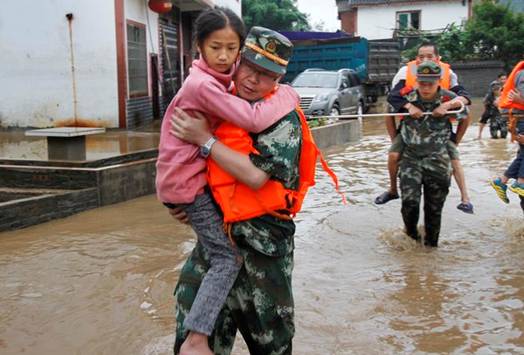 贵州习水：激流中的“飞绳”救援