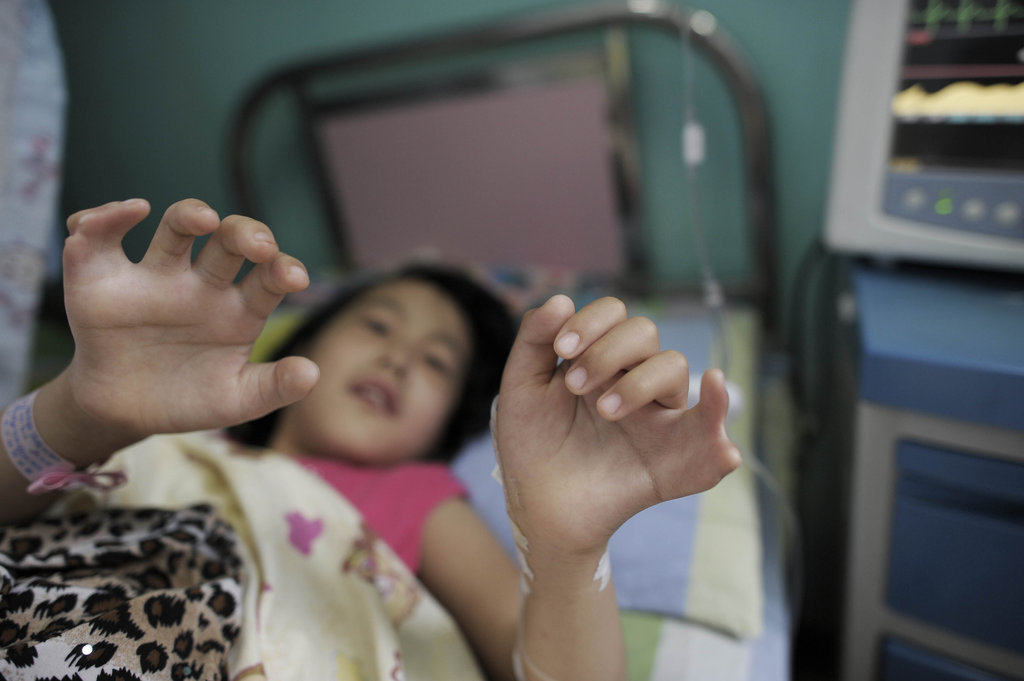 8岁女孩长15根脚趾12根手指