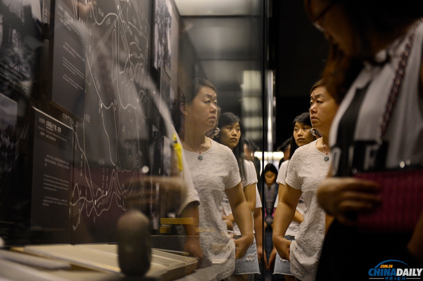 “8.15”前参观者到南京大屠杀纪念馆回顾历史