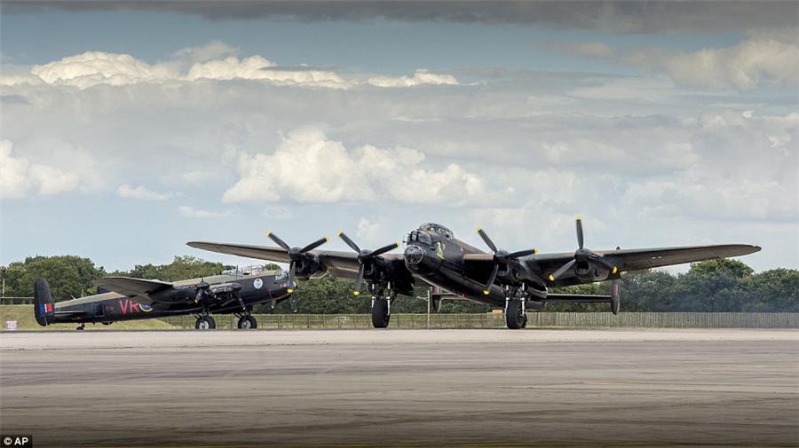 英国两架仅存二战兰卡斯特轰炸机50年来首飞