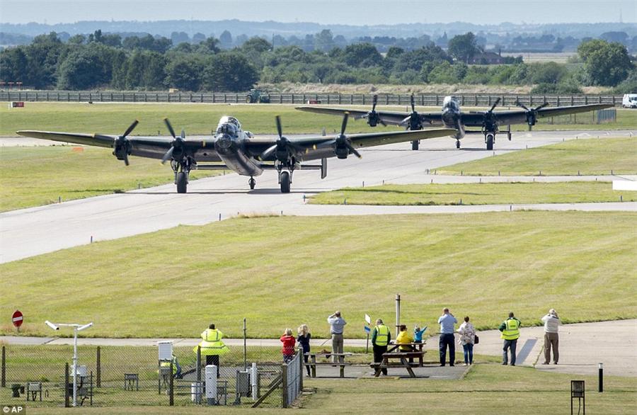 英国两架仅存二战兰卡斯特轰炸机50年来首飞