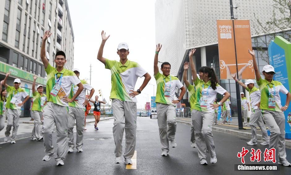 南京青奥会 志愿者与运动员热舞“小苹果”
