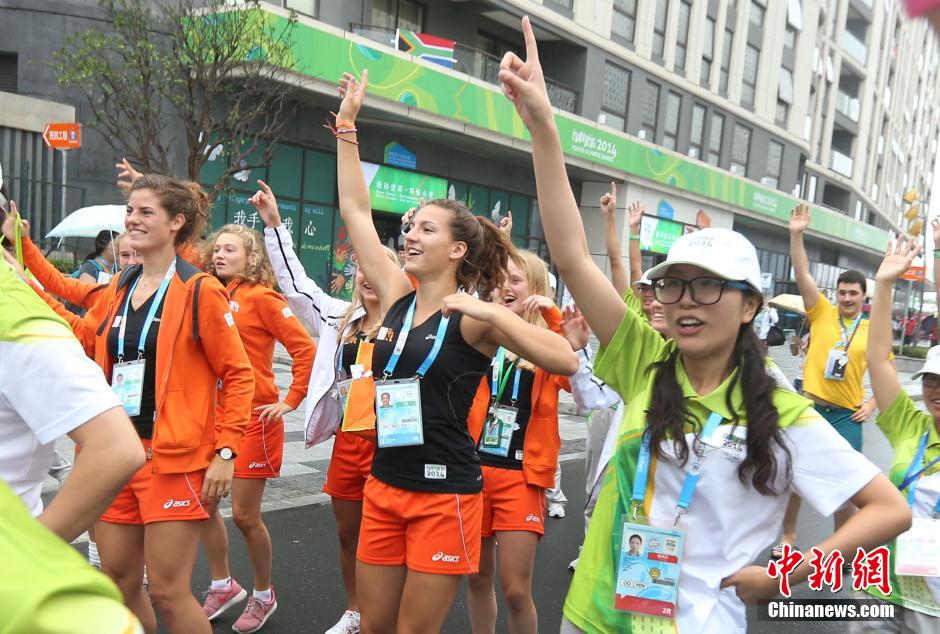 南京青奥会 志愿者与运动员热舞“小苹果”