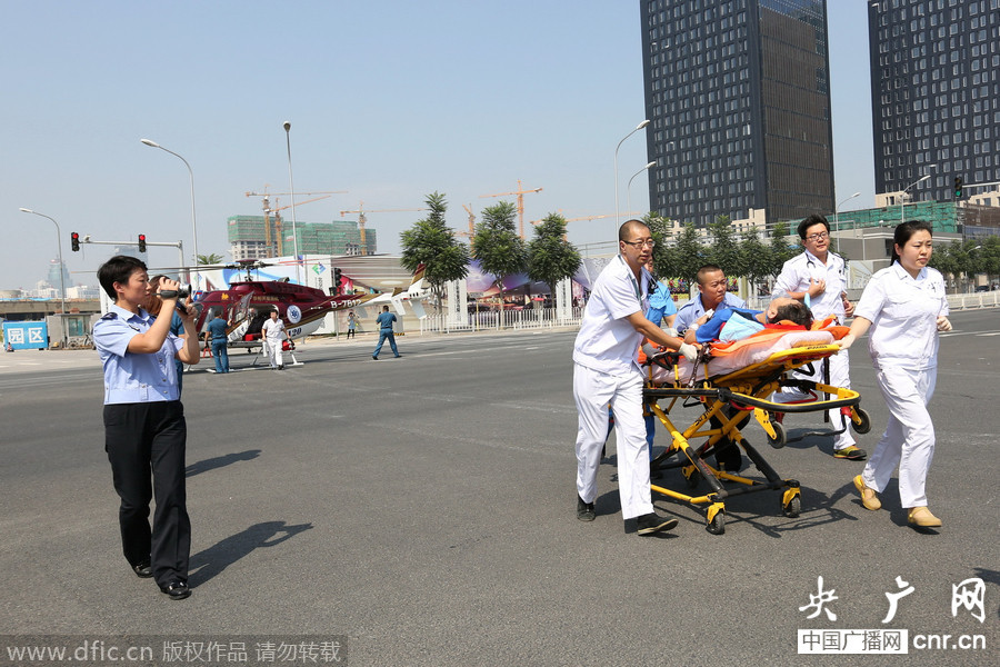 马路变身机场 交警封路直升机送病患