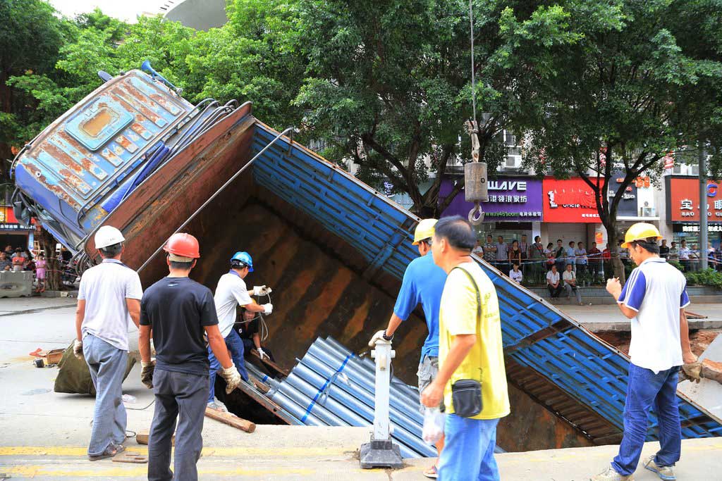 广西梧州一街道坍陷现天坑 车辆被“吞”